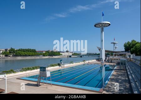 La piscine publique Centre nautique Tony Bertrand aux quais du Rhône de Lyon, France Banque D'Images