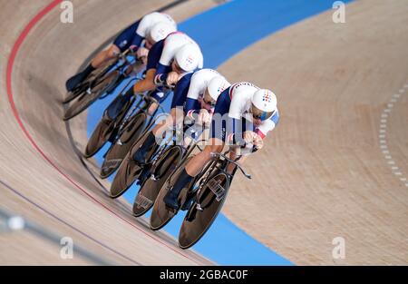 Charlie Tanfield, Oliver Wood, Ethan Hayter et Ethan Vernon, en Grande-Bretagne, en action dans le cadre de la première partie de l'équipe masculine lors de la course à vélo sur piste au vélodrome d'Izu, le onzième jour des Jeux Olympiques de Tokyo en 2020 au Japon. Date de la photo: Mardi 3 août 2021. Banque D'Images