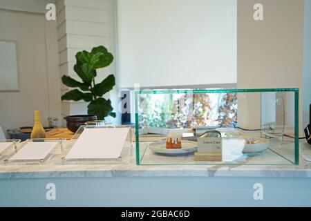 Décoration de comptoir intérieure et de bar dans un café local et une boulangerie décorée avec un mobilier blanc minimaliste Banque D'Images