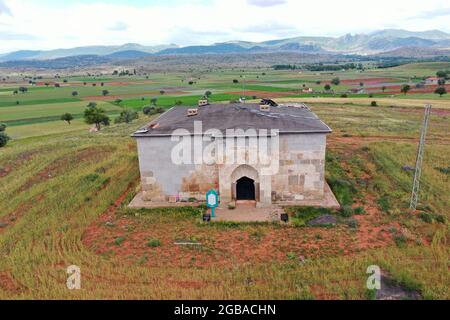 Un caravansérail appartenant à la période Seljuk sur l'autoroute Konya Beysehir. Kiziloren Caravanserai est situé sur l'ancienne route de la soie. Banque D'Images