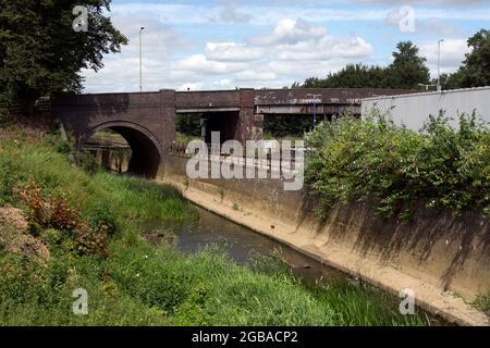 La rivière Cherwell près de la gare de Banbury, Oxfordshire, Angleterre, Royaume-Uni Banque D'Images