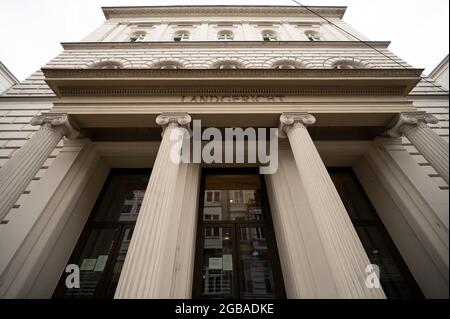 Bonn, Allemagne. 03ème août 2021. La façade du tribunal de district. La fille de 22 ans de la victime et son amie de 15 ans auraient étouffé l'enfant de 48 ans gravement malade avec un oreiller parce qu'elle n'avait pas permis à la jeune fille de passer la nuit dans son appartement. Credit: Federico Gambarini/dpa/Alay Live News Banque D'Images