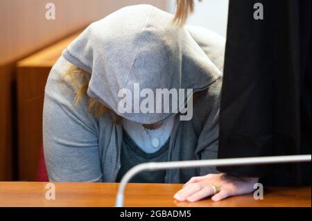 Bonn, Allemagne. 03ème août 2021. Le défendeur de 22 ans siège dans la salle d'audience avant le début du procès. La fille de 22 ans de la victime et son amie de 15 ans auraient étouffé l'enfant de 48 ans gravement malade avec un oreiller, car on dit qu'elle n'aurait pas permis à la jeune fille de passer la nuit dans son appartement. Credit: Federico Gambarini/dpa/Alay Live News Banque D'Images