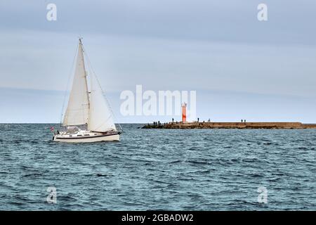 Navire de plaisance est la voile de port pour le golfe de Riga Banque D'Images