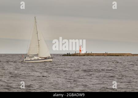 Navire de plaisance est la voile de port pour le golfe de Riga Banque D'Images