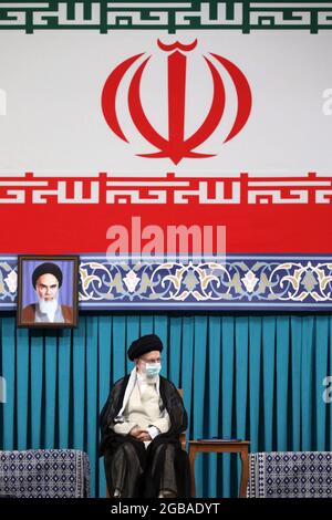 Téhéran, Téhéran, Iran. 3 août 2021. Un document mis à disposition par le Bureau du dirigeant suprême de l'Iran montre le dirigeant suprême iranien, l'ayatollah ALI KHAMENEI, qui s'est exprimé lors de la cérémonie d'investiture du nouveau président, à Téhéran, en Iran, le 03 août 2021. Les présidents iraniens sont d'abord approuvés par le chef suprême, qui, selon la constitution, est le véritable chef d'État, puis prêtent serment devant le Parlement. Ebrahim Raisi a été inauguré en tant que nouveau président de la République islamique d'Iran le 03 août 2021, alors que le pays est confronté à une crise économique avec le coronavirus di Banque D'Images