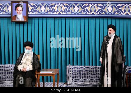 Téhéran, Téhéran, Iran. 3 août 2021. Ain cette photo publiée par un site officiel du bureau du dirigeant suprême iranien, l'ayatollah ALI KHAMENEI(L), siège dans une cérémonie d'approbation pour donner son sceau officiel d'approbation au président nouvellement élu EBRAHIM RAISI(R), à Téhéran, en Iran, le mardi 2021 août. Les présidents iraniens sont d'abord approuvés par le chef suprême, qui, selon la constitution, est le véritable chef d'État, puis prêtent serment devant le Parlement. Ebrahim Raisi a été nommé nouveau président de la République islamique d'Iran le 03 août 2021, AS Banque D'Images