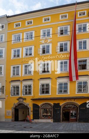 Salzbourg, Autriche ; 20 juillet 2021 - VUE sur la maison W. A. Mozarts. Il est né en 1756 à la "Hagenauer Haus" au n° 9 Getreidegasse à Salzbourg. Banque D'Images