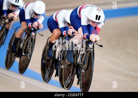 Katie Archibald, Laura Kenny, Neah Evans et Josie Knight en Grande-Bretagne, en action dans la finale de l'équipe féminine de poursuite pendant la piste cycling à l'Izu Velodrome le onzième jour des Jeux Olympiques de Tokyo 2020 au Japon. Date de la photo: Mardi 3 août 2021. Banque D'Images
