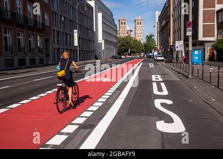 Piste cynétique élargie sur la rue Gereon, église Saint-Gereon, Cologne, Allemagne. Verbreiterter Radweg auf der Gereonstrasse, St. Gereon Kirche, Koeln, Banque D'Images