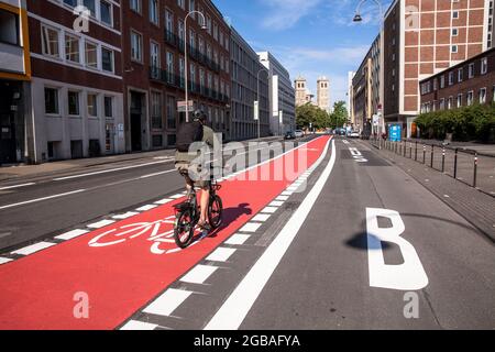 Piste cynétique élargie sur la rue Gereon, église Saint-Gereon, Cologne, Allemagne. Verbreiterter Radweg auf der Gereonstrasse, St. Gereon Kirche, Koeln, Banque D'Images