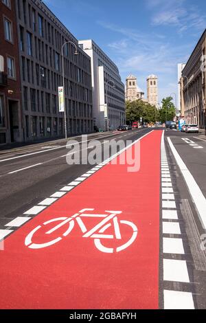 Piste cynétique élargie sur la rue Gereon, église Saint-Gereon, Cologne, Allemagne. Verbreiterter Radweg auf der Gereonstrasse, St. Gereon Kirche, Koeln, Banque D'Images