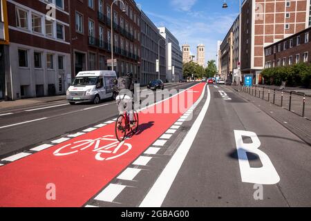 Piste cynétique élargie sur la rue Gereon, église Saint-Gereon, Cologne, Allemagne. Verbreiterter Radweg auf der Gereonstrasse, St. Gereon Kirche, Koeln, Banque D'Images