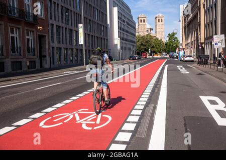 Piste cynétique élargie sur la rue Gereon, église Saint-Gereon, Cologne, Allemagne. Verbreiterter Radweg auf der Gereonstrasse, St. Gereon Kirche, Koeln, Banque D'Images