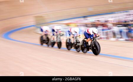 Katie Archibald, Laura Kenny, Neah Evans et Josie Knight en Grande-Bretagne, en action dans la finale de l'équipe féminine de poursuite pendant la piste cycling à l'Izu Velodrome le onzième jour des Jeux Olympiques de Tokyo 2020 au Japon. Date de la photo: Mardi 3 août 2021. Banque D'Images
