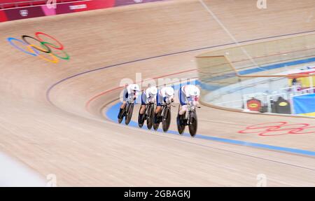 Katie Archibald, Laura Kenny, Neah Evans et Josie Knight en Grande-Bretagne, en action dans la finale de l'équipe féminine de poursuite pendant la piste cycling à l'Izu Velodrome le onzième jour des Jeux Olympiques de Tokyo 2020 au Japon. Date de la photo: Mardi 3 août 2021. Banque D'Images