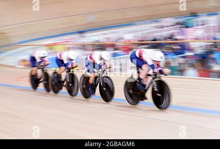 Katie Archibald, Laura Kenny, Neah Evans et Josie Knight en Grande-Bretagne, en action dans la finale de l'équipe féminine de poursuite pendant la piste cycling à l'Izu Velodrome le onzième jour des Jeux Olympiques de Tokyo 2020 au Japon. Date de la photo: Mardi 3 août 2021. Banque D'Images