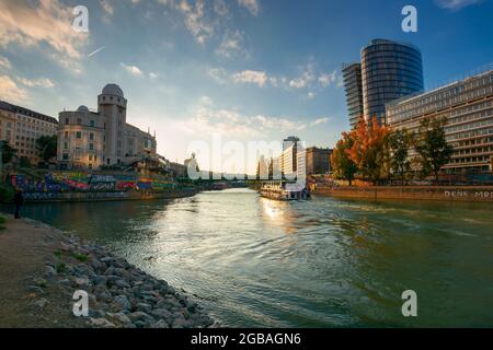 vienne, autriche - 17 octobre 2019 : paysage urbain de vienne avec canal du danube. Magnifique paysage urbain dans la lumière du soir. Ciel magnifique au-dessus de la ligne d'horizon Banque D'Images