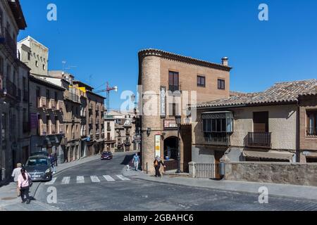 Tolède Espagne - 05 12 2021: Vue sur la rue Real del Arrabal dans le centre-ville de Tolède, bâtiments typiques d'architecture et les personnes marchant dans la rue Banque D'Images