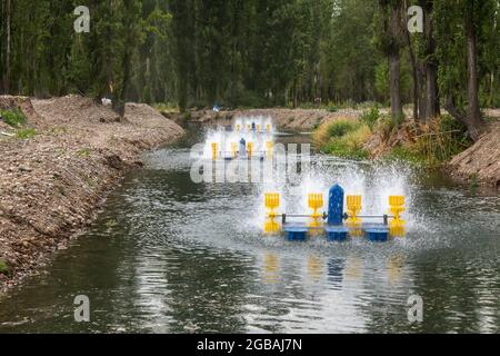 Aérateurs enrichissement en oxygène matériel aquacole dans l'eau avec  piscines pour l'élevage de poissons Photo Stock - Alamy