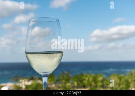 Verre de vin blanc pendant les vacances tropicales. Banque D'Images