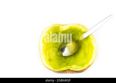 Demi-coupe de melon de cantaloup mûr avec cuillère sur fond blanc Banque D'Images