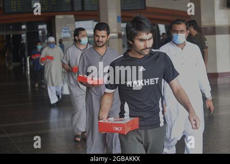 Lahore, Pakistan. 03ème août 2021. Vingt-huit Pakistanais libérés de la prison d'Arabie Saoudite ont atteint l'aéroport d'Allama Iqbal à Lahore. Le gouvernement a payé le voyage de 19 passagers. Ils sont arrivés à l'aéroport d'Allama Iqbal par le vol 9248 de PIA, mardi matin. Leurs tests Covid- 19 seront effectués et ils seront autorisés à partir une fois clairs. Farrukh Habib de PTI et Ijaz Chaudhry les ont accueillis. Ils ont dit qu'avant cela, 62 Pakistanais ont été ramenés. (Photo de Rana Sajid Hussain/Pacific Press) Credit: Pacific Press Media production Corp./Alay Live News Banque D'Images