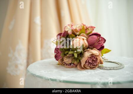 Bouquet de roses violettes pour la mariée le jour spécial. Bouquet de fleurs de mariage avec dentelle Banque D'Images