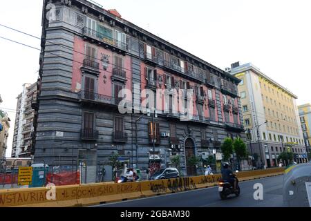 Beaux vieux bâtiments sur Corso Umberto I à Naples, Italie. Banque D'Images