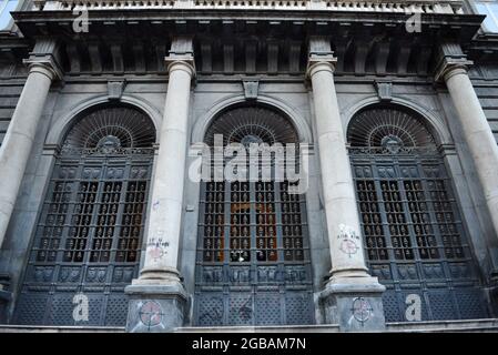 Beaux vieux bâtiments sur Corso Umberto I à Naples, Italie. Banque D'Images