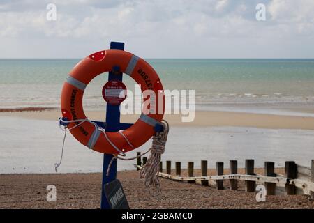 Bouée de sauvetage vue sur le front de mer de Bognor Regis. Banque D'Images