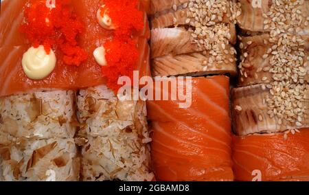 Délicieux sushi de fruits de mer japonais comme arrière-plan. Vue de dessus. Banque D'Images