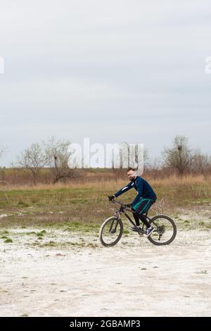Randonnées en vélo tout terrain dans la nature