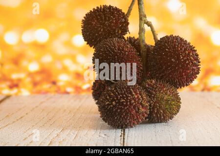 Un bouquet de fruits locaux appelé pulasan. Pulasan est un fruit tropical de la famille des baies de savon, semblable au rambutan. Mise au point sélective. Arrière-plan flou Banque D'Images