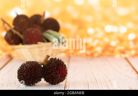 Un couple des fruits locaux appelé pulasan, un fruit tropical de la famille des baies de savon, semblable au rambutan. Mise au point sélective. Arrière-plan flou Banque D'Images