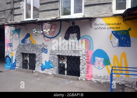 KHARKIV, UKRAINE - AUGUAT 03, 2021 - murale LGBT + Egalité peinte par les artistes Iryna Vodolaz et Kateryna Bushtruk sur le mur du Centre LGBT et P Banque D'Images