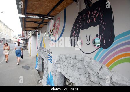 KHARKIV, UKRAINE - AUGUAT 03, 2021 - murale LGBT + Egalité peinte par les artistes Iryna Vodolaz et Kateryna Bushtruk sur le mur du Centre LGBT et P Banque D'Images