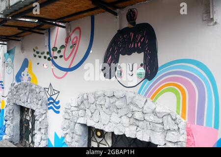 KHARKIV, UKRAINE - AUGUAT 03, 2021 - murale LGBT + Egalité peinte par les artistes Iryna Vodolaz et Kateryna Bushtruk sur le mur du Centre LGBT et P Banque D'Images