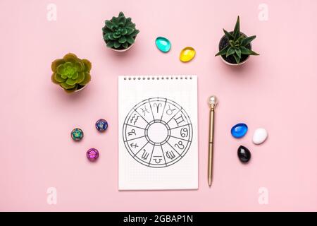 Horoscope cercle avec douze signes de zodiaque sur le papier, divination dice, pierre colorée sur fond rose la narration de Fortune et prédictions d'astrologie Banque D'Images