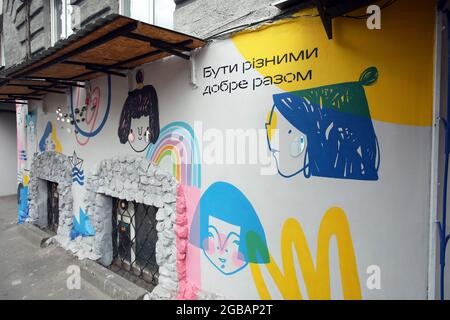 KHARKIV, UKRAINE - AUGUAT 03, 2021 - murale LGBT + Egalité peinte par les artistes Iryna Vodolaz et Kateryna Bushtruk sur le mur du Centre LGBT et P Banque D'Images