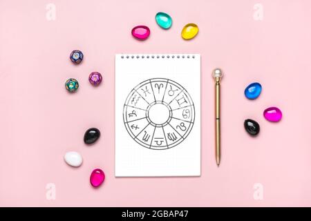Horoscope cercle avec douze signes de zodiaque sur le papier, divination dice, pierre colorée sur fond rose la narration de Fortune et prédictions d'astrologie Banque D'Images