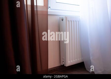 Chauffage radiateur blanc dans la salle de séjour. Système de chauffage individuel pour la maison. Économique Banque D'Images