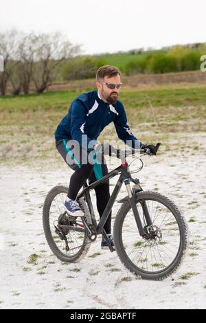 Randonnées en vélo tout terrain dans la nature Banque D'Images