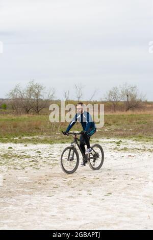 Randonnées en vélo tout terrain dans la nature Banque D'Images