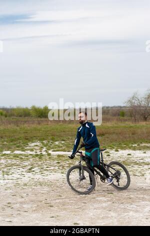 Randonnées en vélo tout terrain dans la nature Banque D'Images