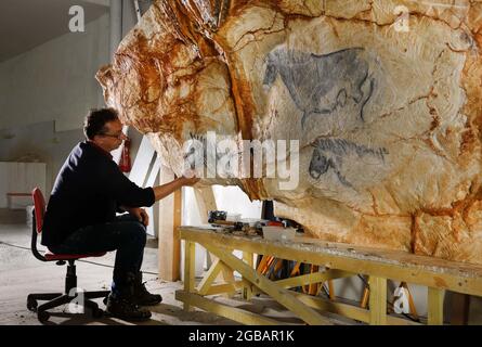 Le préhistorien et plasticien Alain Dalis est responsable de la reproduction des murs du Cave Cosquer dans son atelier de Montignac. La grotte Cosquer est un Trésor archéologique submergé dans la crique de Marseille. Cette grotte découverte dans les années 1990 par le plongeur Henri Cosquer comprend plus de 270 œuvres d'art préhistoriques, y compris des représentations uniques de pingouins, de phoques et de méduses.en raison de la montée des eaux du réchauffement climatique, cette grotte disparaîtra. La construction de sa réponse restera à l'avenir le seul témoignage de ce Trésor de l'humanité.construit dans la construction de Banque D'Images