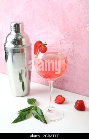 Concept de boisson de fête avec cocktail de fraise Banque D'Images