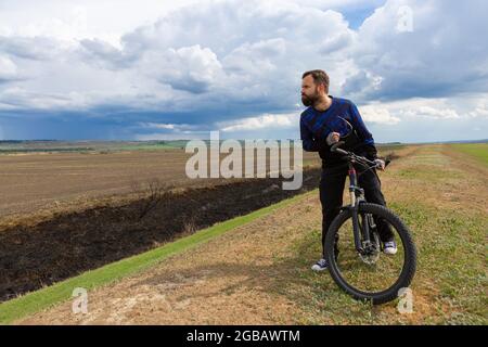 Cycliste barbu sur un terrain Banque D'Images