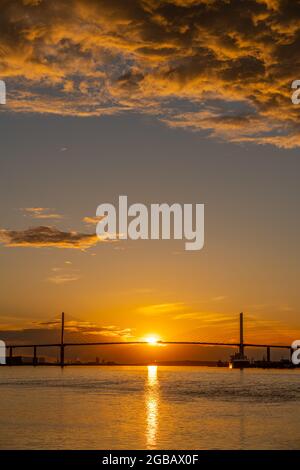 Vue sur le pont de Dartford au coucher du soleil depuis la promenade de Greenhithe Kent. Banque D'Images