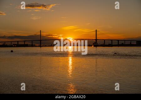 Vue sur le pont de Dartford au coucher du soleil depuis la promenade de Greenhithe Kent. Banque D'Images